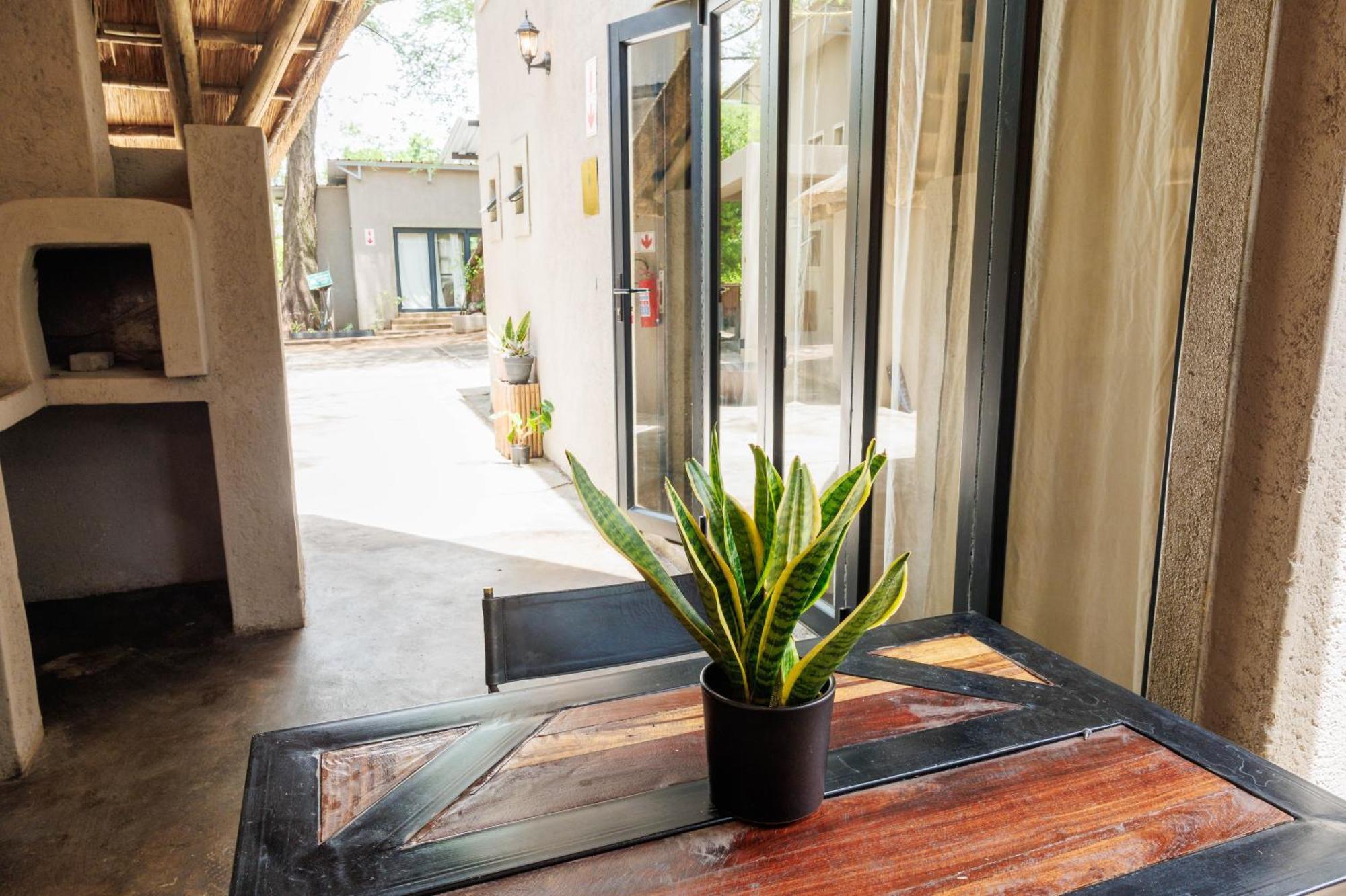Chobe House Villa And Chalets Касане Экстерьер фото