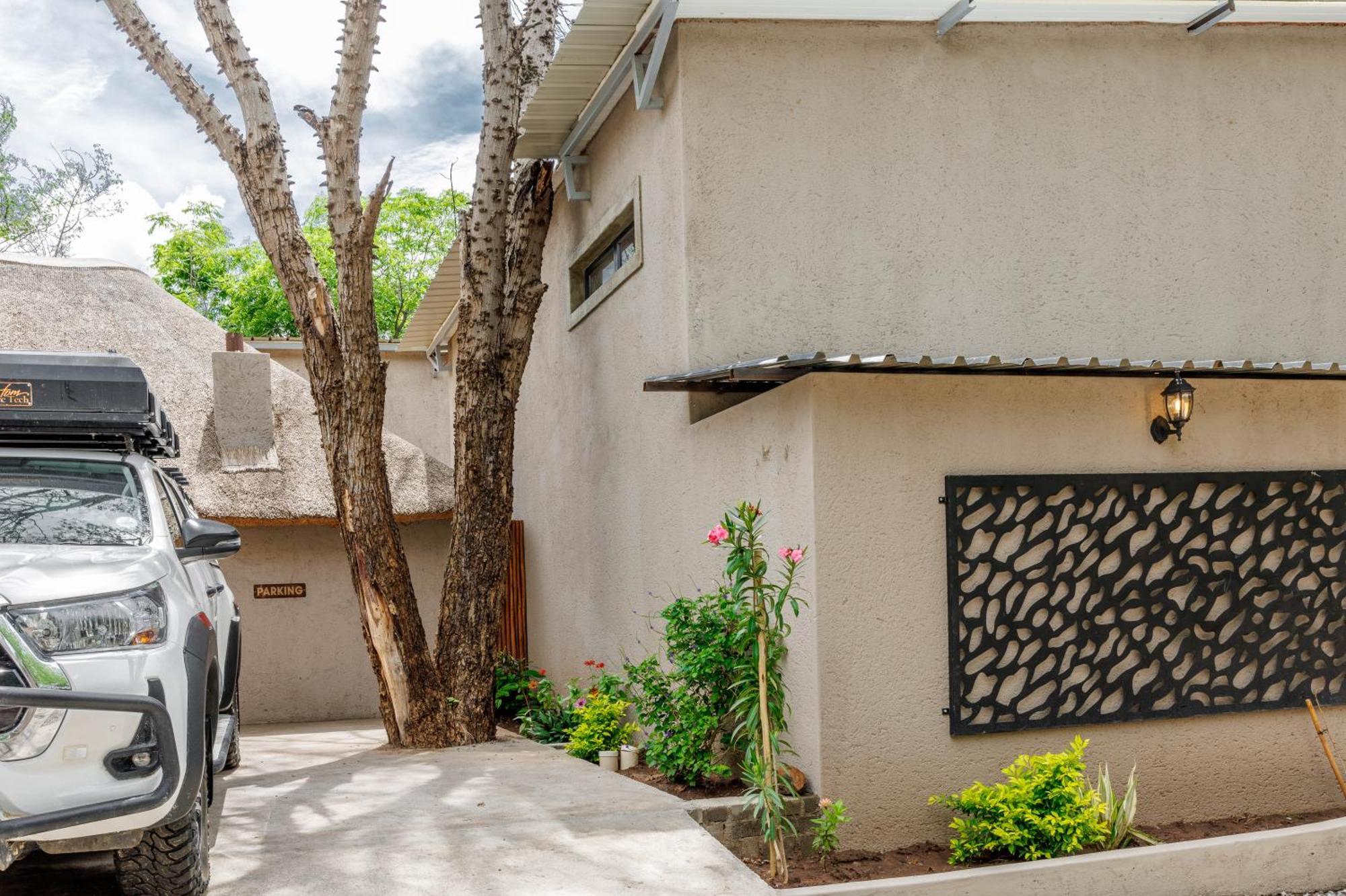 Chobe House Villa And Chalets Касане Экстерьер фото