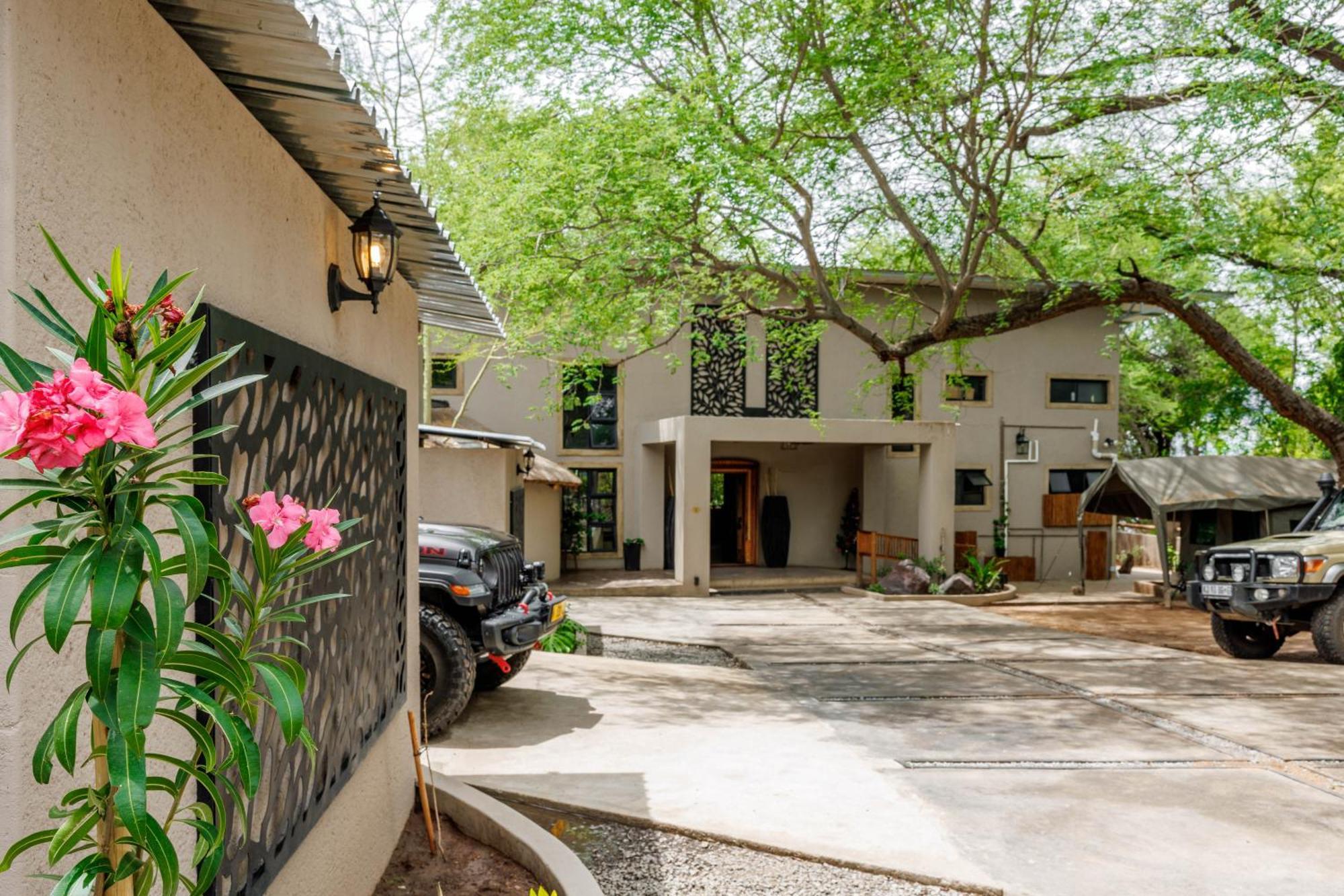 Chobe House Villa And Chalets Касане Экстерьер фото